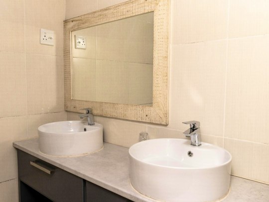 Standard Queen Room at Lillies Guest Lodge
